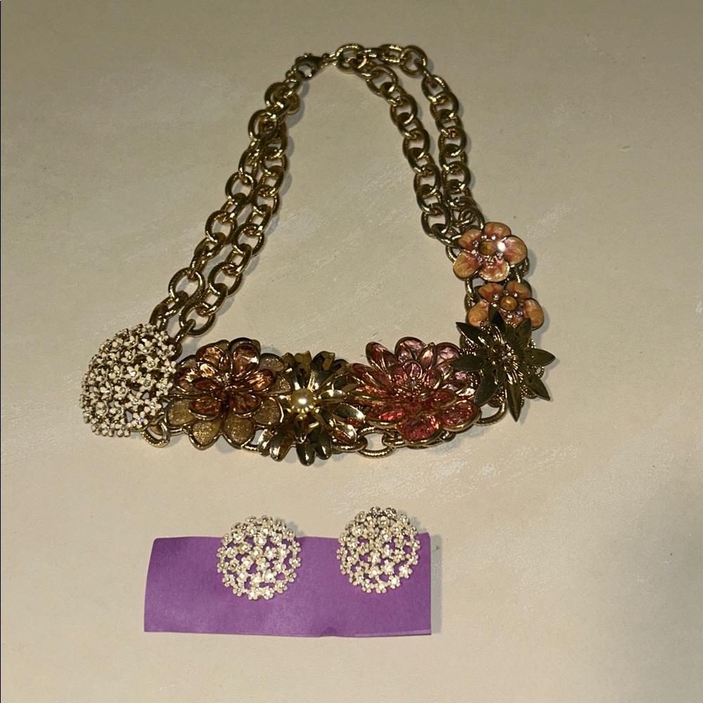 “SEND UR BEST OFFER?” Beautiful Floral Statement Necklace & Clip On Earrings🌺🌼🌸🌻